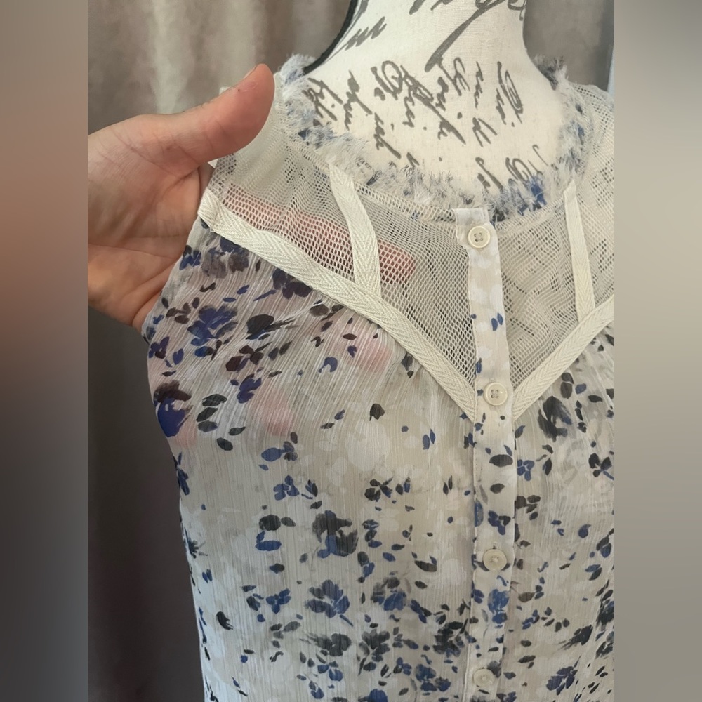 Princess Vera Wang Sheer Button-Front Sleeveless Top Small Cream & Blue Floral - Picture 8 of 13